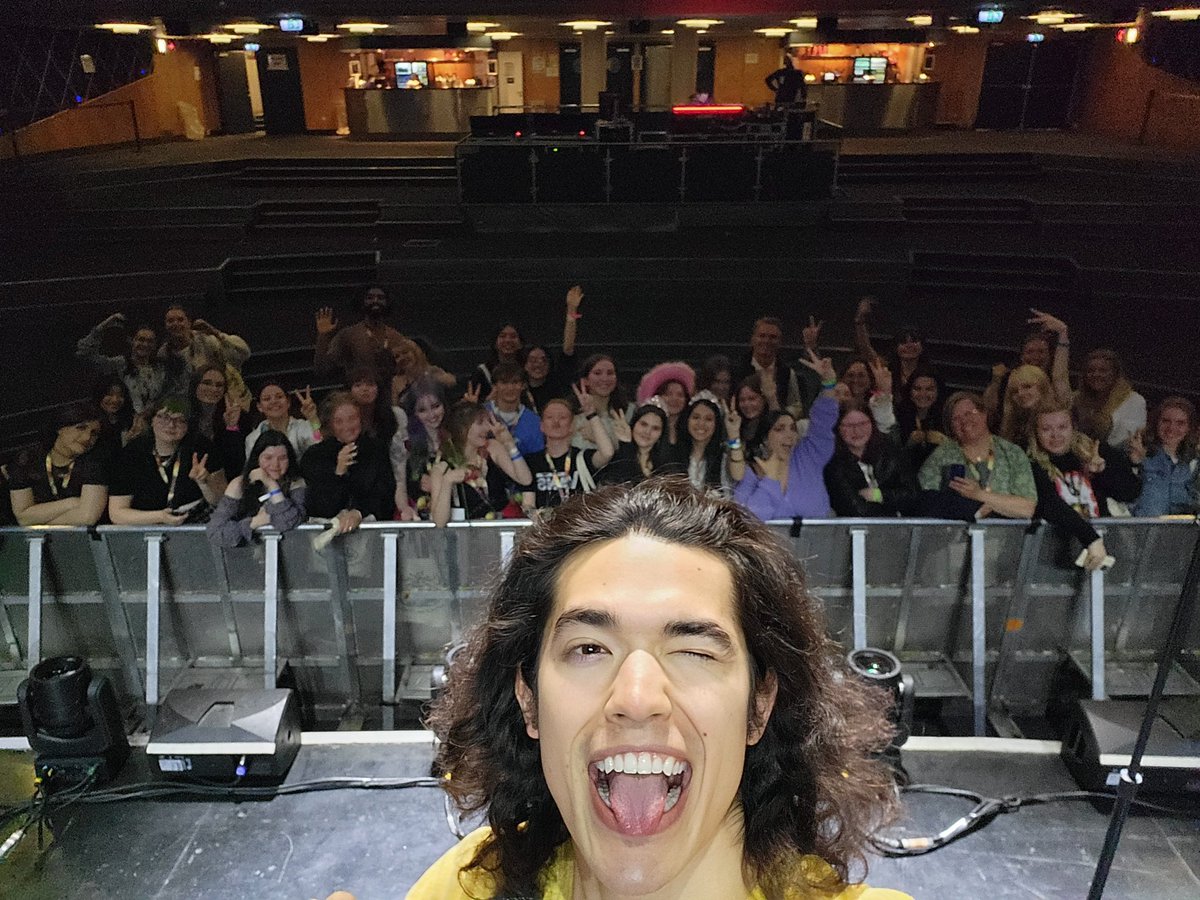 hrrysbedroom's tweet photo. crying sobbing and throwing up i love him so much @conangray https://t.co/85uLBjb5Zg