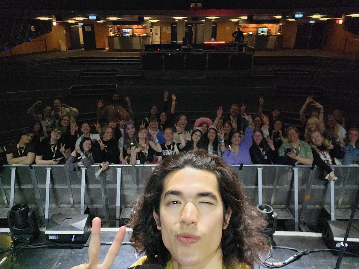 hrrysbedroom's tweet photo. crying sobbing and throwing up i love him so much @conangray https://t.co/85uLBjb5Zg