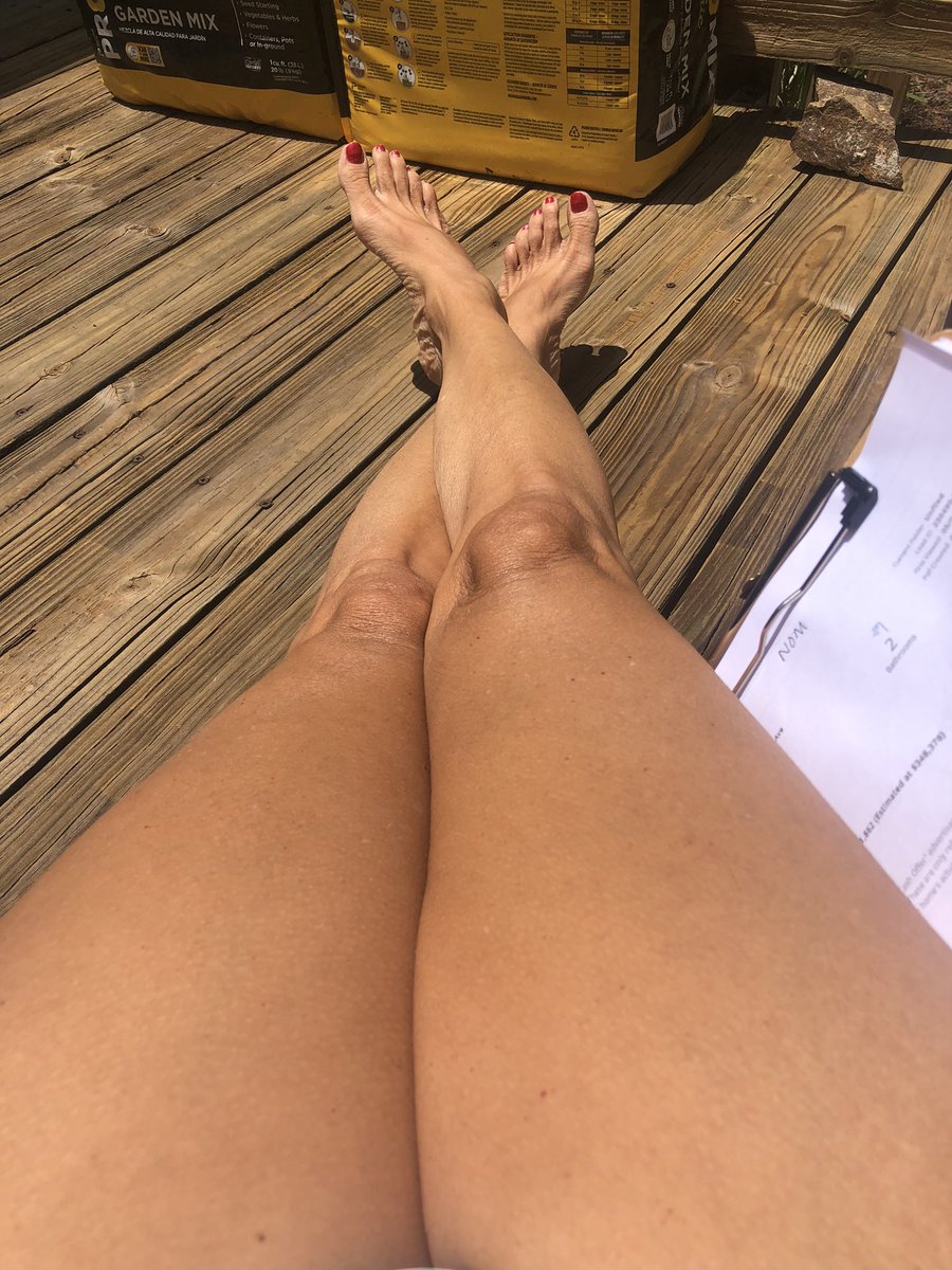 Niecee1970's tweet photo. Got some 🎶 playing and now it’s time to make my calls! #Realtor #ShesGotLegs #Florida #SunshineState #Peaceful #Stonegrey https://t.co/KJADST76Hn