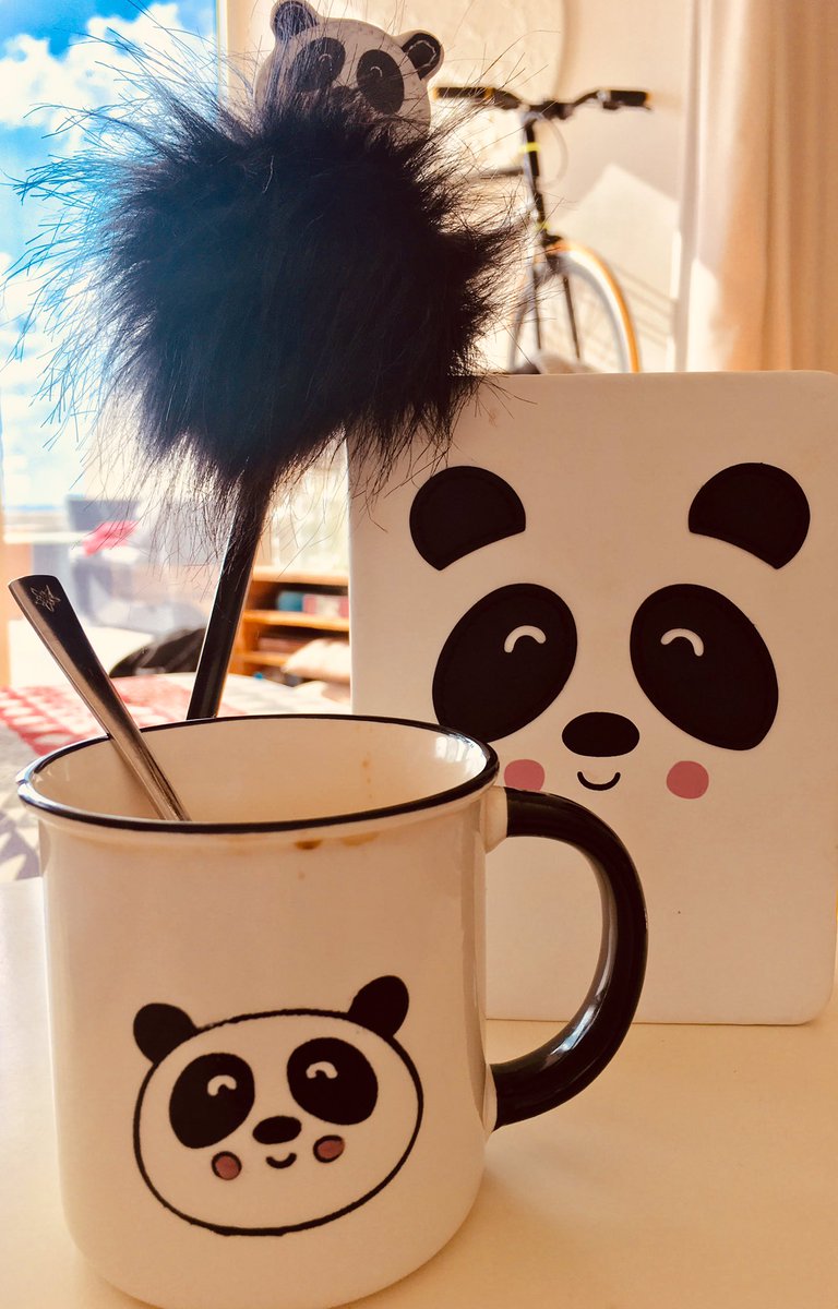 AroaMurcia's tweet photo. Con este pack de estudio a quien no le entran ganas de estudiar! ☕️🐼📒🐼🖊🐼#Oposiciones #SoloUnCaféMás #PandaForever https://t.co/dcHxIJPHVw