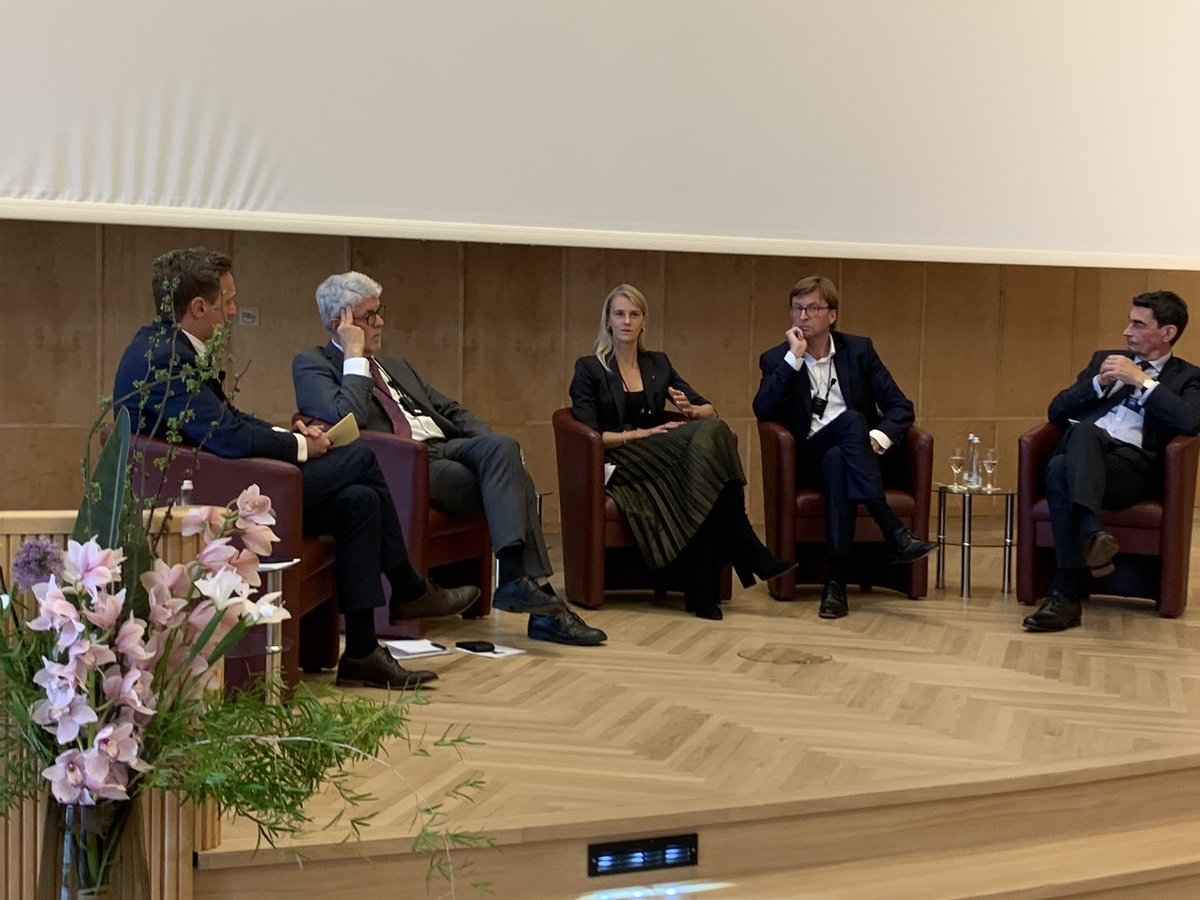 Klaus_Treichel's tweet photo. Diskussion an der @UniMannheim zu „Keine Macht ohne Verantwortung“ zu Ehren von Hans Raffée. Auf die Frage, wie man bei schwierigen Entscheidungen seiner Verantwortung gerecht wird, nannte Bernhard Sibold aus Tübingen 3 Dinge: #Kommunikation, Kommunikation, Kommunikation. Well… https://t.co/OpQkj5UnKW