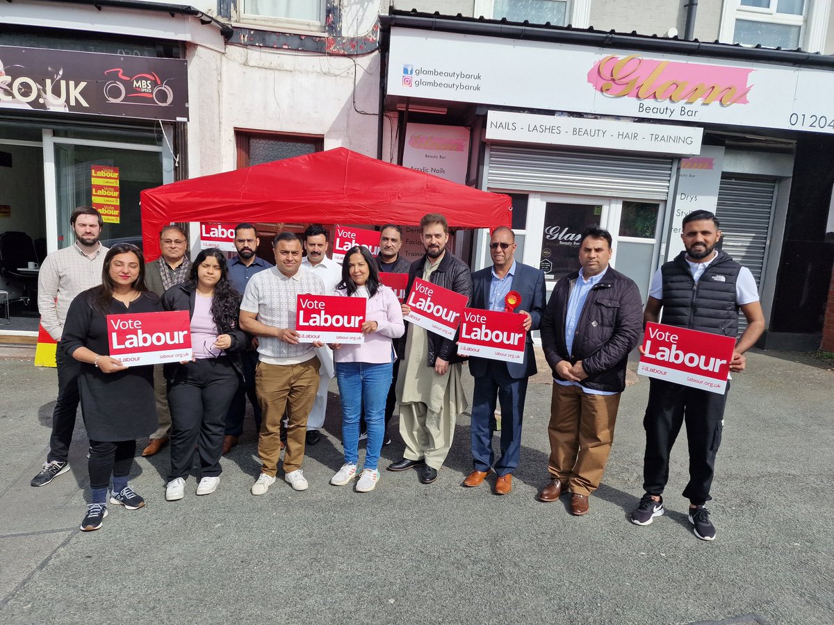 lailaMbutt's tweet photo. It’s polling day in #Hulton! Out with my cousin @YasminQureshiMP
trying to turn #Hulton and #Boltonsoutheast #red!!#LabourParty #LocalElections2022 https://t.co/F1QxVZvaUd