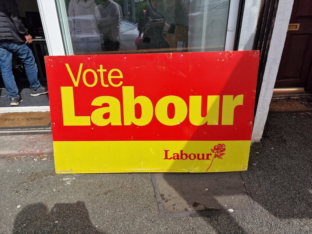 lailaMbutt's tweet photo. It’s polling day in #Hulton! Out with my cousin @YasminQureshiMP
trying to turn #Hulton and #Boltonsoutheast #red!!#LabourParty #LocalElections2022 https://t.co/F1QxVZvaUd