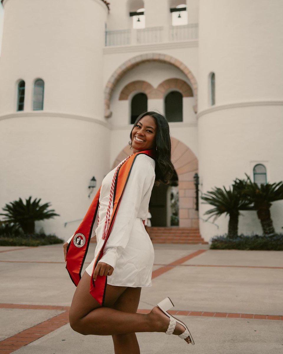 MoussaAmy's tweet photo. just wanted to stop by to show off my photography real quick #sdsugraduation https://t.co/MCqgiOeARE