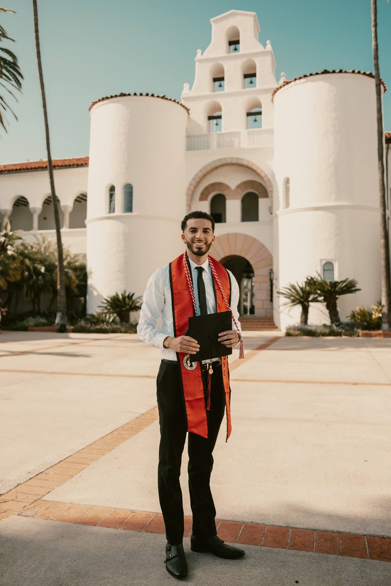 MoussaAmy's tweet photo. just wanted to stop by to show off my photography real quick #sdsugraduation https://t.co/MCqgiOeARE