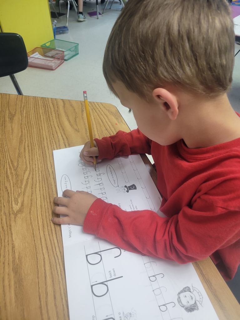NikePrincipal's tweet photo. Kindergarten is working hard on correctly writing letters. Students are taking their time, following the teacher's directions, and independently practicing a, d, g, and o. #mvnation https://t.co/Ty0XuWV7vZ
