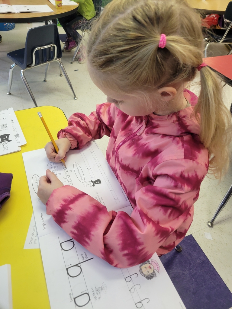 NikePrincipal's tweet photo. Kindergarten is working hard on correctly writing letters. Students are taking their time, following the teacher's directions, and independently practicing a, d, g, and o. #mvnation https://t.co/Ty0XuWV7vZ