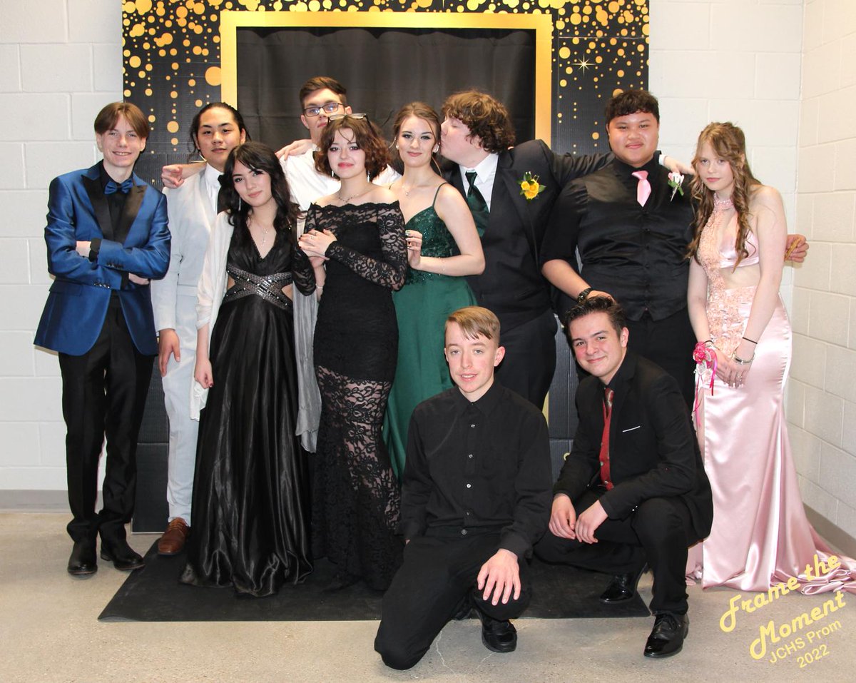 JCHS holds first prom in new building - thebluejay.org/9860/feature/j…