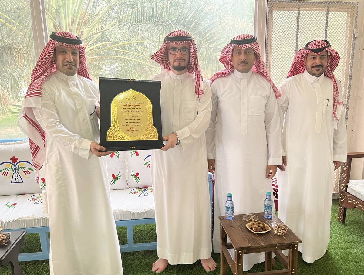 cvd998's tweet photo. قُمْ للمعلّمِ وَفِّـهِ التبجيـلا. سعدت وبمعية اخي الدكتور فهد وأخي أ/عصام بزيارة أ/ حمود بن سالم بن ثياب زيارة تبجيل وشكر على سنوات قضاها مربياً ومعلماً لأجيال من أبناء مركز شعر قرابة ٣٠ عاماً وهاهو اليوم يسعد باستقبال حياة التقاعد بعد أداء الامانه متمنياً له حياه تقاعديه سعيده.. https://t.co/clY6j1uFeD