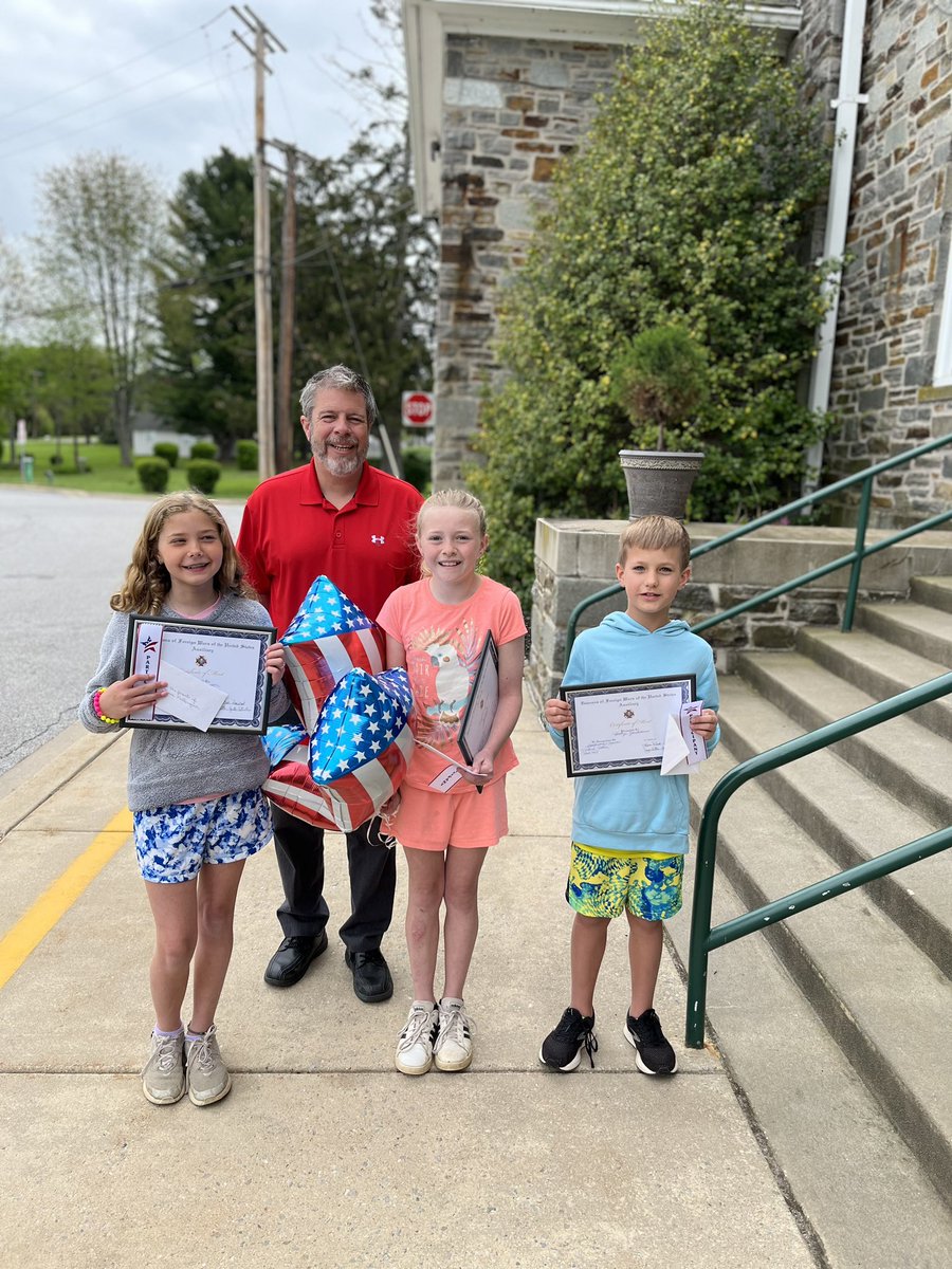 FDESbcps's tweet photo. Congratulations to our FDES artists who participated in the VFW Auxiliary "Illustrating America" !  @mrsCoulterart https://t.co/hYKHXvj9bC