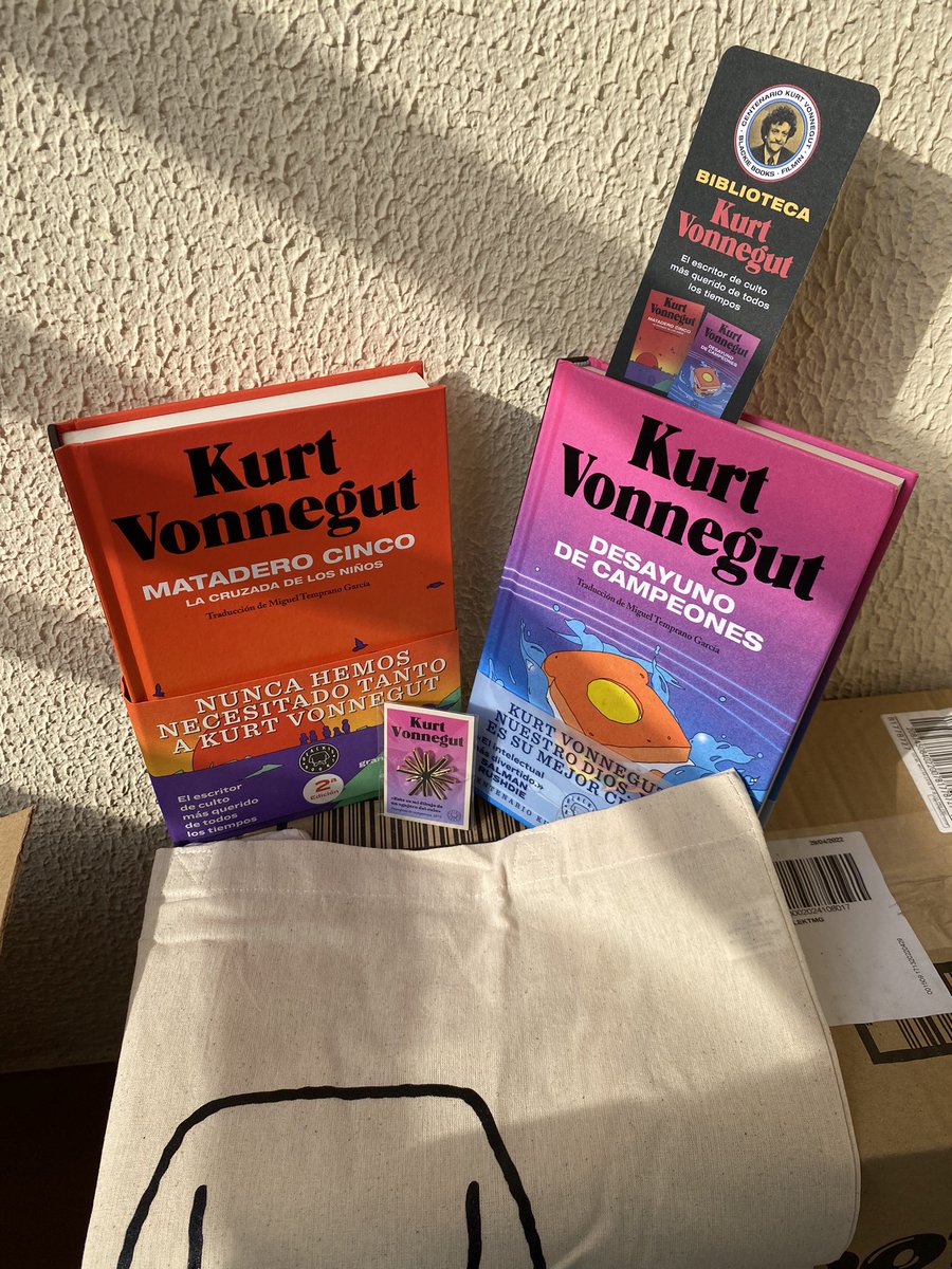Robert4aDream's tweet image. Contentíssim!Ja m’ha arribat el pack regal que em va tocar al @vialliure Dos llibres bestials de #KurtVonnegut i una subscripció a @Filmin per un mes per veure el documental sobre l’autor #UnstuckinTime (entre altres pelis), un pin i una bossa de roba @BlackieBooks Gràcies!😍👏🏻