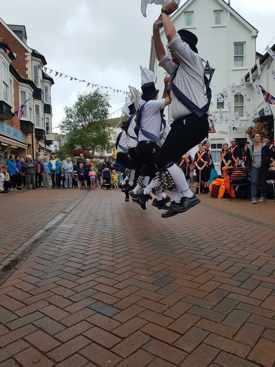 Missed us on May Day? In need of a morris fix this beautiful Spring evening?

We'll be at the Cock Inn, Oughtibridge, from 8ish tonight!

#sheffieldissuper #Sheffieldevents