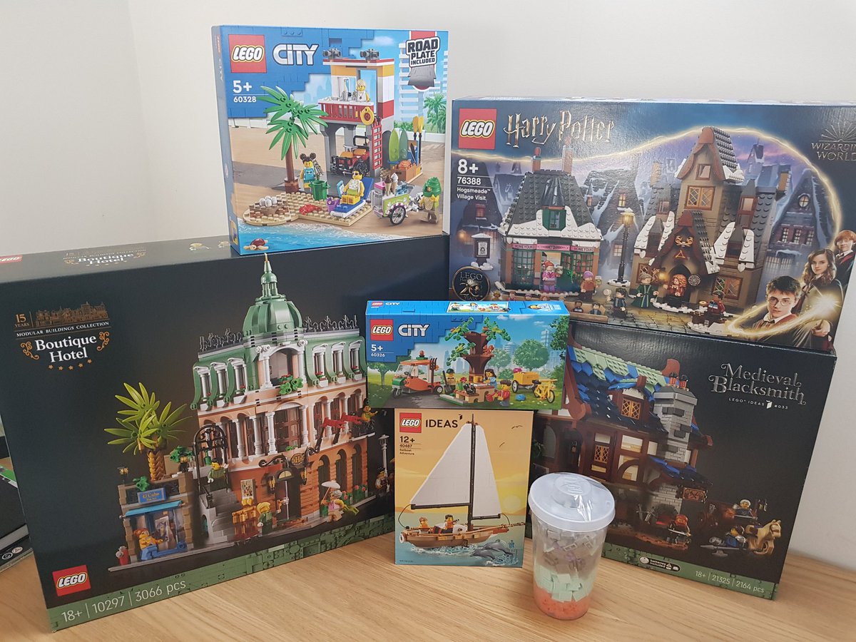 CharrisWing's tweet photo. The complete birthday lego haul 😁
@LEGO_Group
#lego #LegoOnTheSquare #MyLegoCity #modularbuildings #BoutiqueHotel2022 #MedievalBlacksmith #HogsmeadeVillage #PaB #afol #AlmostMyBirthday #LuckyBoy #FortyOne https://t.co/mO0FnApKpD