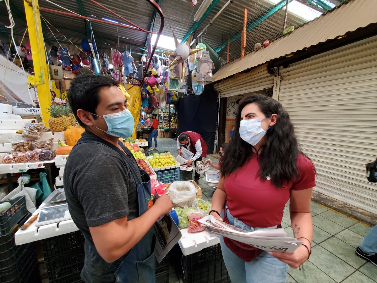 giulibugarini's tweet photo. Nuestro movimiento se construye con el pueblo, no tenemos miedo de salir a las calles a escuchar el sentir de la gente. 

Que gusto observar el cariño que existe por nuestro Presidente y los comentarios de respaldo y esperanza a nuestro Gobernador. 
#SomosDePielValiente https://t.co/5QLmdtTybq