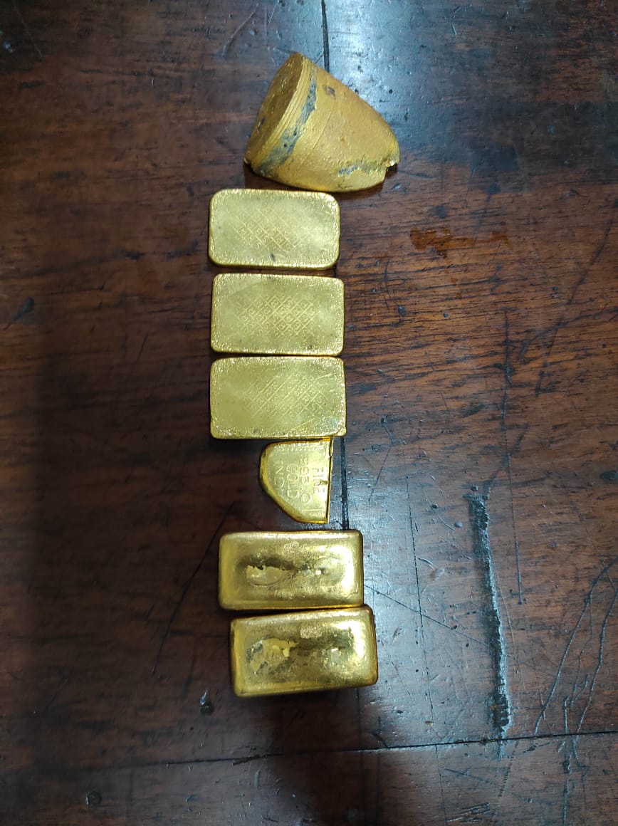 kolkata_customs's tweet photo. Acting on intelligence on 05.5.22 Officers of #SRI (I&amp;I) branch of #PreventiveCommWB searched &amp; recovered 1.3 kg #gold of #foreignorigin worth ₹69 lakhs from a shop @NaliniSethRoad in #Burrabazar area of #Kolkata @cbic_india @PIBKolkata @DDBanglaNews https://t.co/zjOov1JUya