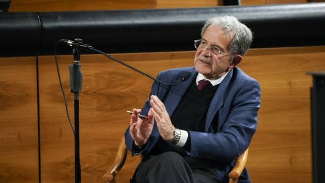 Unicatt's tweet photo. #RomanoProdi: “Si è dato un significato sacrale alla meritocrazia. Oggi abbiamo Ceo che guadagnano 30 volte più dei lavoratori. Come facciamo a porre rimedio a certi eccessi della nostra società?” @vitaepensiero #unicatt100 #meritocrazia https://t.co/wXYuIhThSv