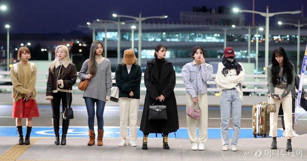 momosdoggo's tweet photo. jeongyeon airport fashion is so top tier i can’t believe she turned it to a whole runway https://t.co/fogUHmPv86