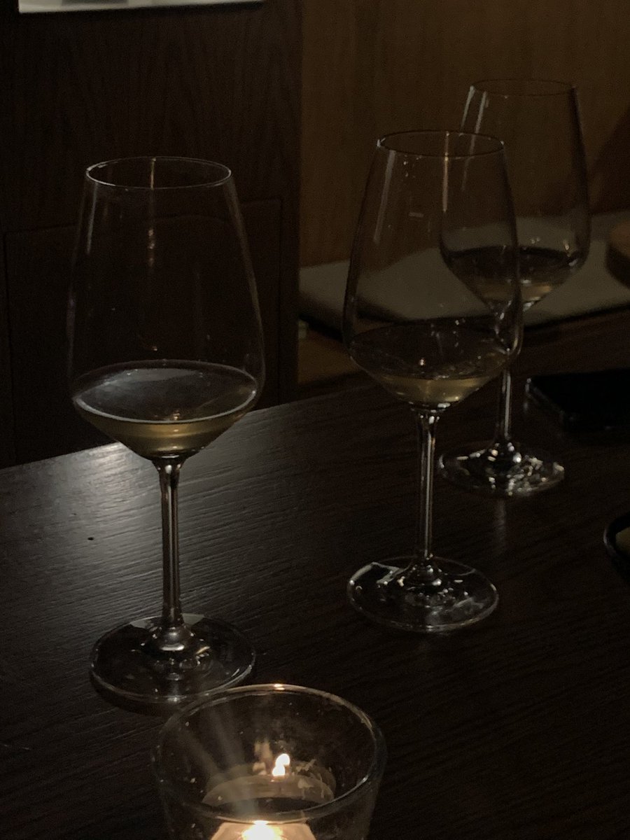coundsheck's tweet photo. Malabkk เจริญกรุง: Natural wine bar และร้านดอกไม้ สเกลน่ารักที่ curated ไวน์ ต่างๆไปในแต่ละ season มีอาหาร charcuterie board ให้ทานเล็กน้อย แต่เพลงดีมาก เป็นร้านที่แวะมาบ่อยแต่พึ่งได้มาเขียนถึง ใครอยากหา natural wine bar เงียบๆ ชิลๆ เราแนะนำที่นี่เลย 🥂🍷🤍 https://t.co/rCXWYYwpkc