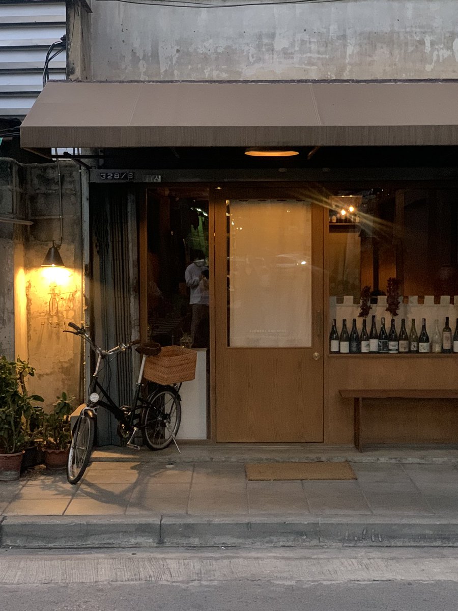 coundsheck's tweet photo. Malabkk เจริญกรุง: Natural wine bar และร้านดอกไม้ สเกลน่ารักที่ curated ไวน์ ต่างๆไปในแต่ละ season มีอาหาร charcuterie board ให้ทานเล็กน้อย แต่เพลงดีมาก เป็นร้านที่แวะมาบ่อยแต่พึ่งได้มาเขียนถึง ใครอยากหา natural wine bar เงียบๆ ชิลๆ เราแนะนำที่นี่เลย 🥂🍷🤍 https://t.co/rCXWYYwpkc