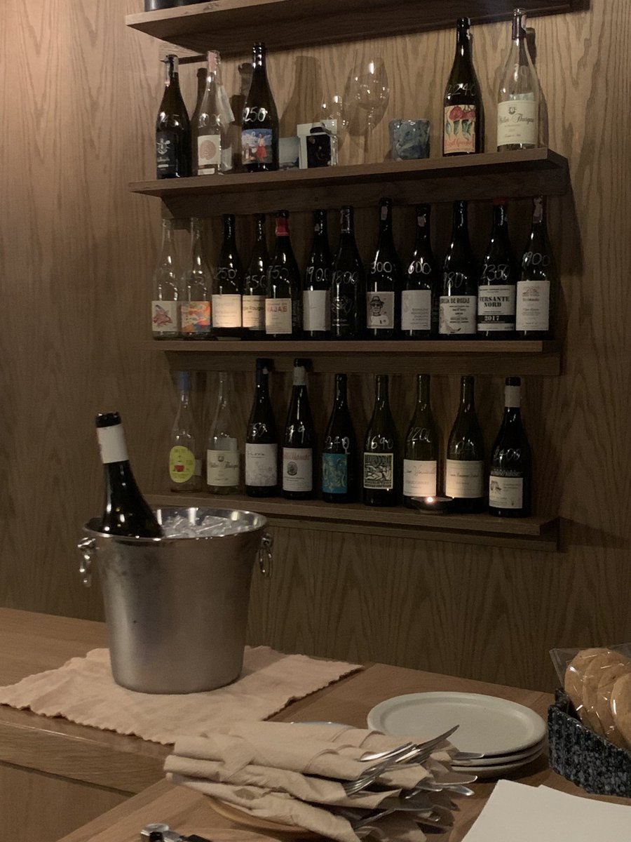 coundsheck's tweet photo. Malabkk เจริญกรุง: Natural wine bar และร้านดอกไม้ สเกลน่ารักที่ curated ไวน์ ต่างๆไปในแต่ละ season มีอาหาร charcuterie board ให้ทานเล็กน้อย แต่เพลงดีมาก เป็นร้านที่แวะมาบ่อยแต่พึ่งได้มาเขียนถึง ใครอยากหา natural wine bar เงียบๆ ชิลๆ เราแนะนำที่นี่เลย 🥂🍷🤍 https://t.co/rCXWYYwpkc