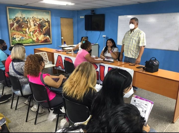 leoalvacabrera's tweet photo. Excelente Jornada de Gestión Humana desde la @ZE_Aragua donde se le brindó atención a 480 docentes,210 administrativos y 180 obreros. Dando cumplimiento a las orientaciones de la Min. @_LaAvanzadora  y la Gob. @Soykarinacarpio ¡En Aragua la Educación no se detiene! @MPPEDUCACION https://t.co/kFqLx3Dbrc
