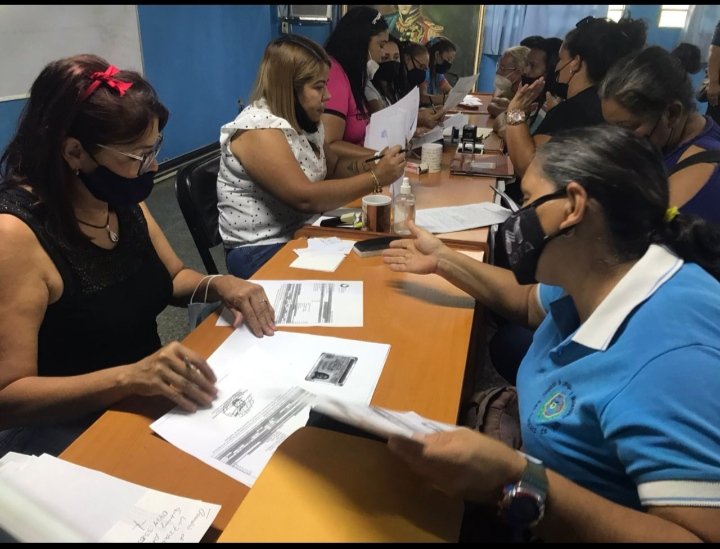 leoalvacabrera's tweet photo. Excelente Jornada de Gestión Humana desde la @ZE_Aragua donde se le brindó atención a 480 docentes,210 administrativos y 180 obreros. Dando cumplimiento a las orientaciones de la Min. @_LaAvanzadora  y la Gob. @Soykarinacarpio ¡En Aragua la Educación no se detiene! @MPPEDUCACION https://t.co/kFqLx3Dbrc