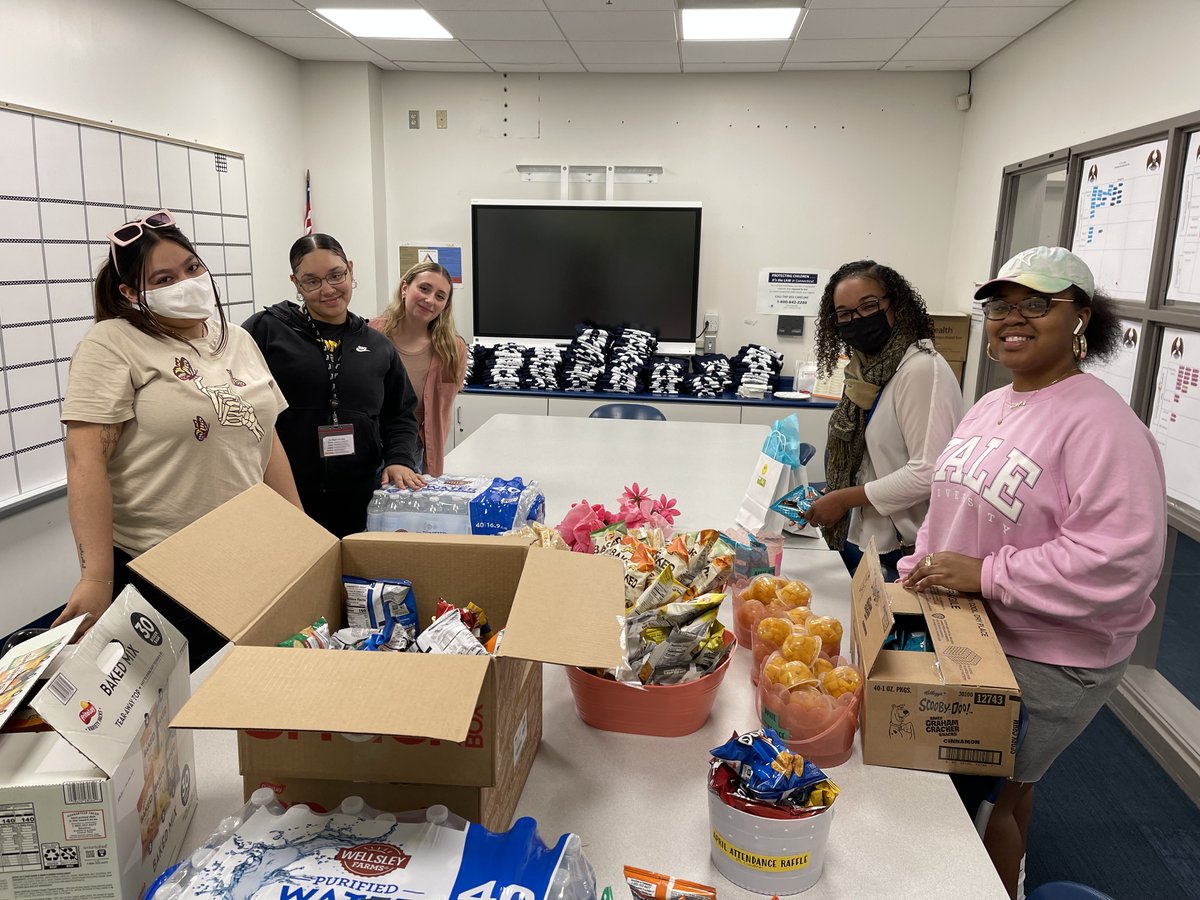 #TeacherAppreciationWeek2022 going strong <a href="/sandhartford/">S.A.N.D. School Of Excellence</a> today!  It was "Snacks for Teachers Day" with help from <a href="/TheVillage_CT/">The Village</a> as part of the week-long celebration in all our schools. #WeLoveOurTeachers #WeAreHPS
