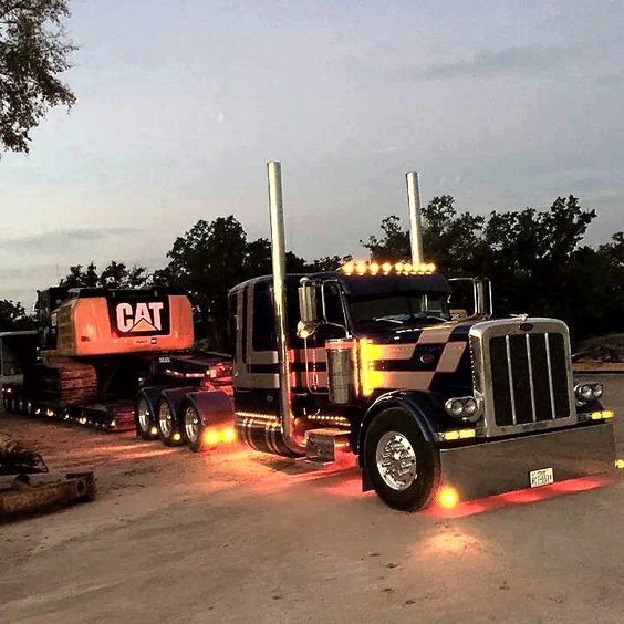 TruckingDepot's tweet image. Heavy hauling for this big rig! #Trucking #TruckingDepot #Truckers