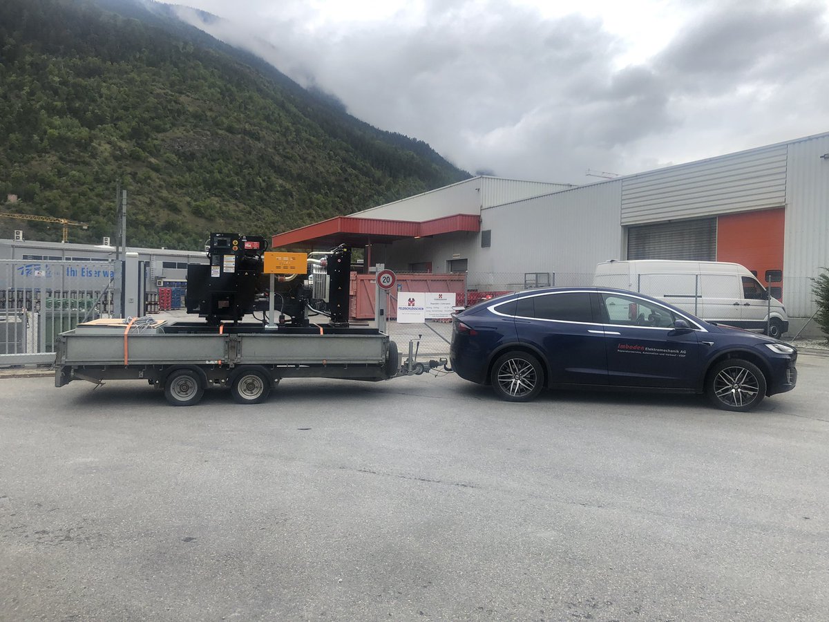 fireGrisu's tweet photo. Tesla Model X mit 1000 km Reichweite 😜 https://t.co/2lRoGMdjzn