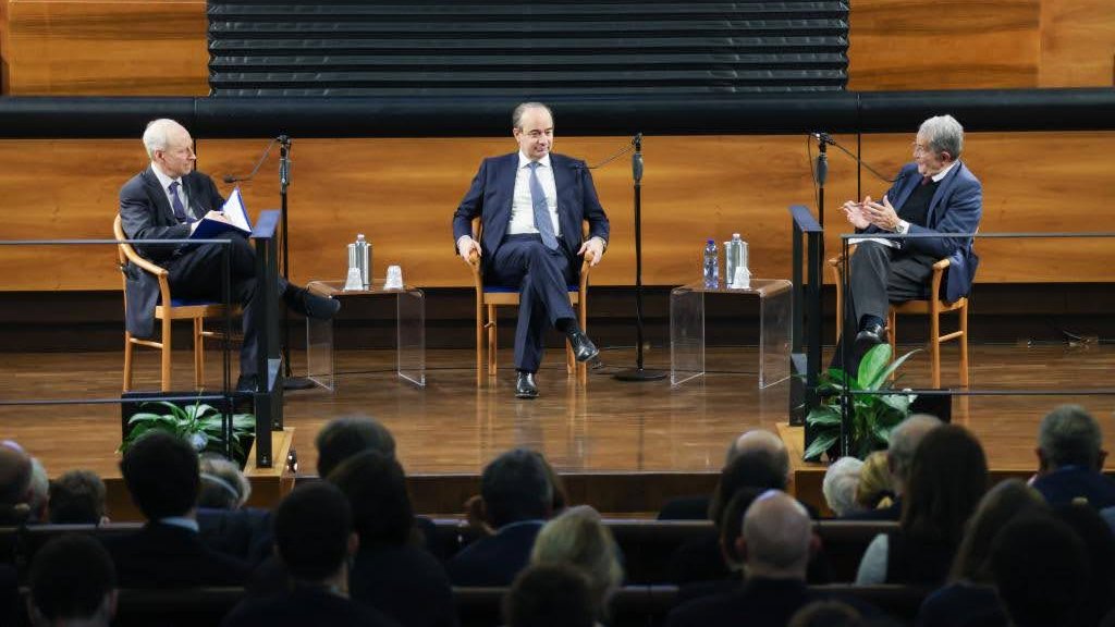 Unicatt's tweet photo. #MichaelSandel: “Elite politiche e economiche si sono autopersuase e hanno convinto tutti che la loro posizione è meritata e quindi legittimata. La meritocrazia sembrava garantire l’uguaglianza mentre invece ha razionalizzato le diseguaglianze” @vitaepensiero @Harvard #unicatt100 https://t.co/eg7lxdydZ5