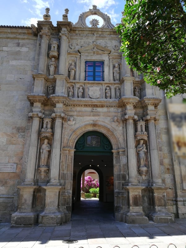 visitasUSC's tweet photo. 🔁
¡Bienvenidos a la Universidade USC!
Aprovecha tu visita a Santiago de Compostela, para conocer un patrimonio único en Galicia:
El patrimonio histórico de la Universidad de Santiago: bibliotecas, salones, manuscritos, miradores..
💙VEN VISITA VIVE LA #USC 🎓
#FonsecaVive https://t.co/KqMNvmDVOa