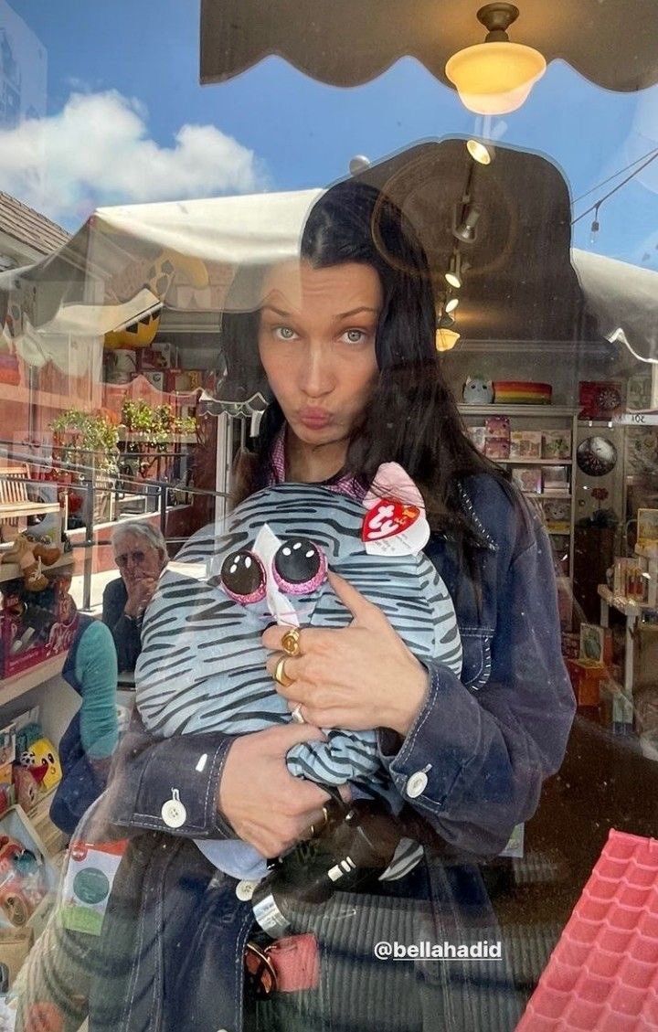 gillarry bot tweet media