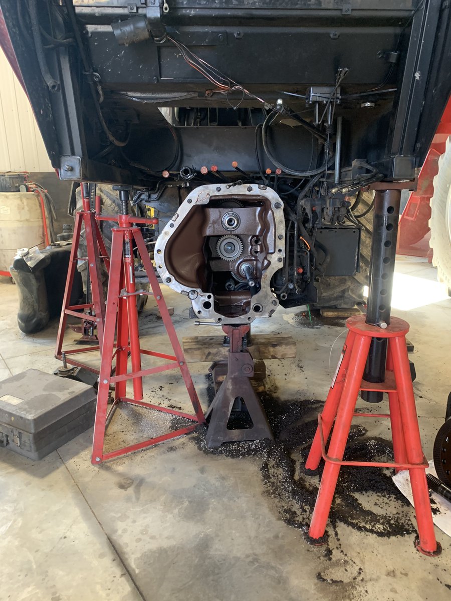 RedEdgeAG's tweet image. This 5250 is in the shop getting a Full Differential Rebuild, FNR Clutch Rebuild, and Hydraulic System Flush

Just another fun day in the shop!

#RedEdge
#rebuild
#ontag
#caseih
#tractor
#agriculture