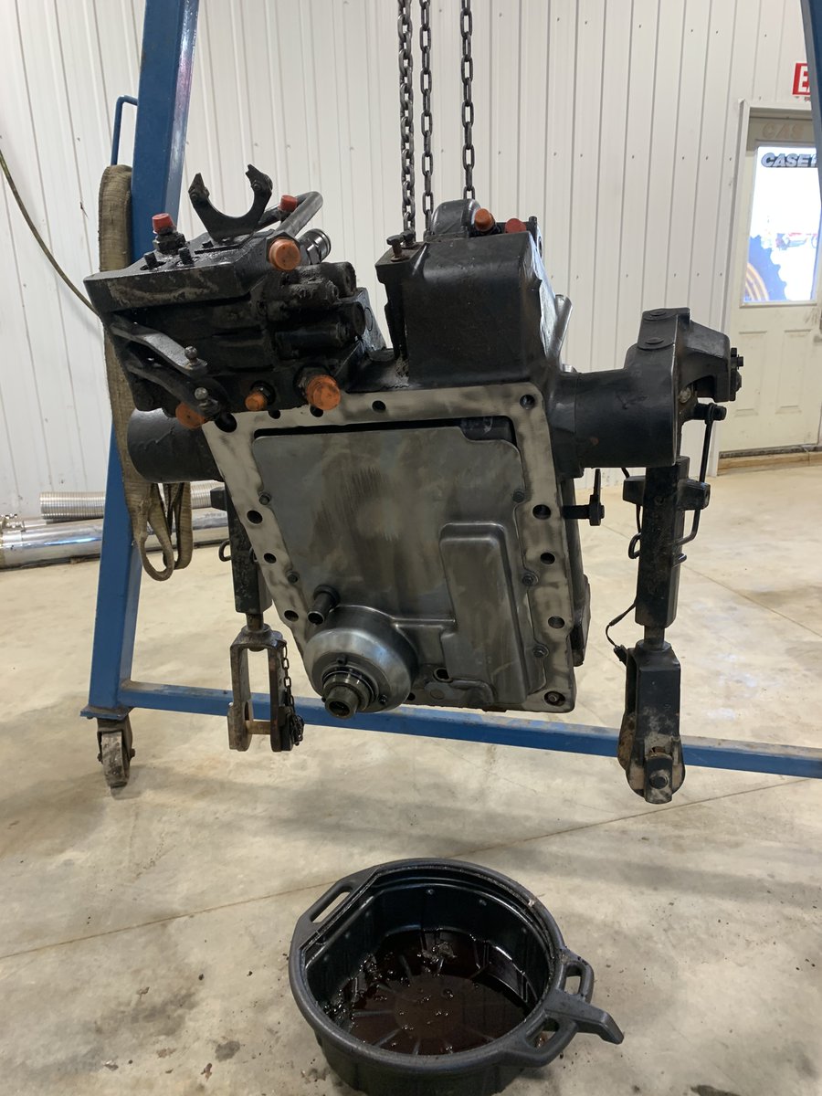 RedEdgeAG's tweet image. This 5250 is in the shop getting a Full Differential Rebuild, FNR Clutch Rebuild, and Hydraulic System Flush

Just another fun day in the shop!

#RedEdge
#rebuild
#ontag
#caseih
#tractor
#agriculture