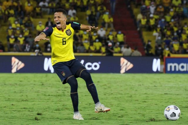 futbolecuador's tweet photo. “Ese certificado de #ByronCastillo como Ecuatoriano no existe en los archivos del #RegistroCivil” Abogado contratado por la #ANPF explica por qué está “convencido” de que el lateral de #BSC es “colombiano” https://t.co/FqWEx08DNB https://t.co/Lux16Rv9RV