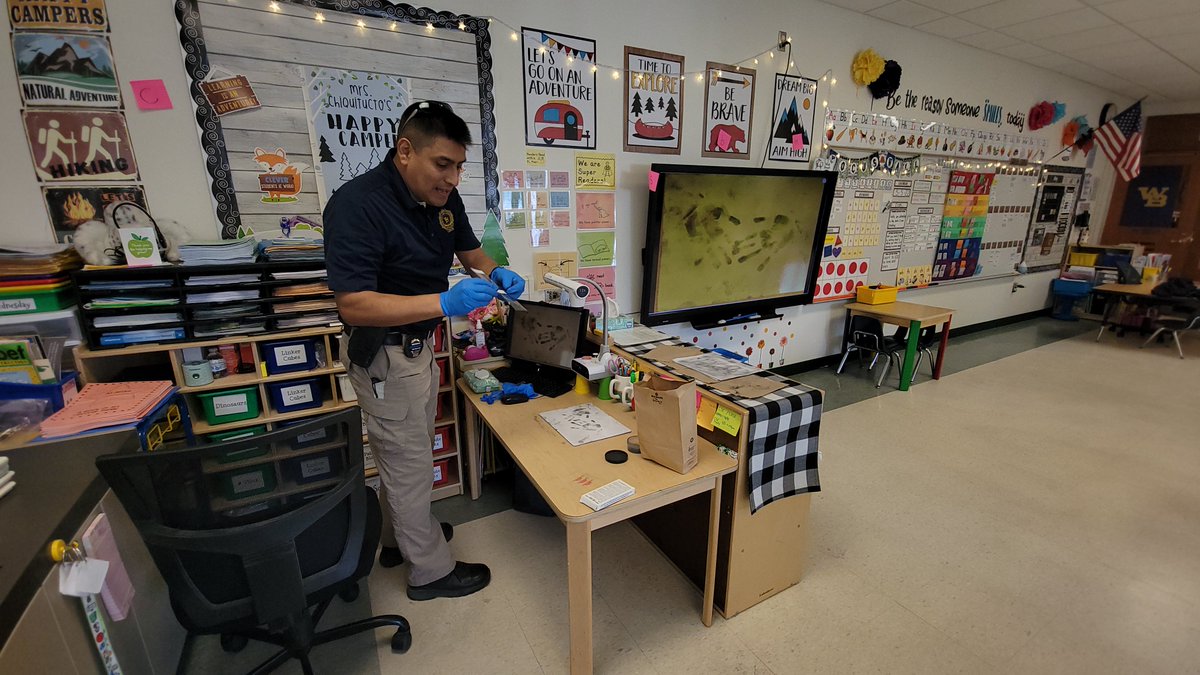 SBElemPrincipal's tweet photo. Today our Kindergarten students in Mrs. Chiquitucto's class were visited by Detective John!  He taught our students about the process of latent fingerprint analysis!  We found this super interesting and informative - thank you, Detective John! @SCPDHq https://t.co/dyFZ9c5zOz
