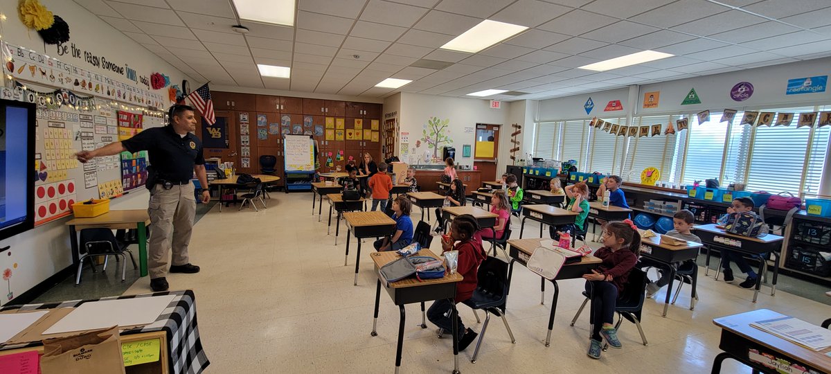SBElemPrincipal's tweet photo. Today our Kindergarten students in Mrs. Chiquitucto's class were visited by Detective John!  He taught our students about the process of latent fingerprint analysis!  We found this super interesting and informative - thank you, Detective John! @SCPDHq https://t.co/dyFZ9c5zOz