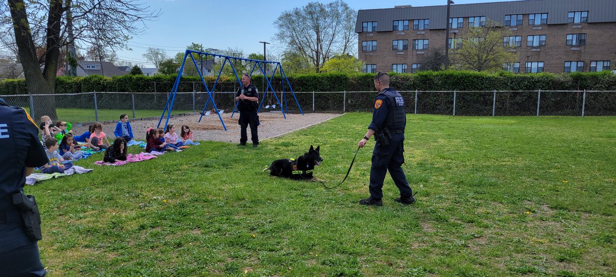 SBElemPrincipal's tweet photo. Thank you to the @SCPDHq  K-9 Unit for visiting our Kindergarten students today!  We loved learning about all the ways these furry heroes help keep us all safe! https://t.co/yvs4bN1Bi2