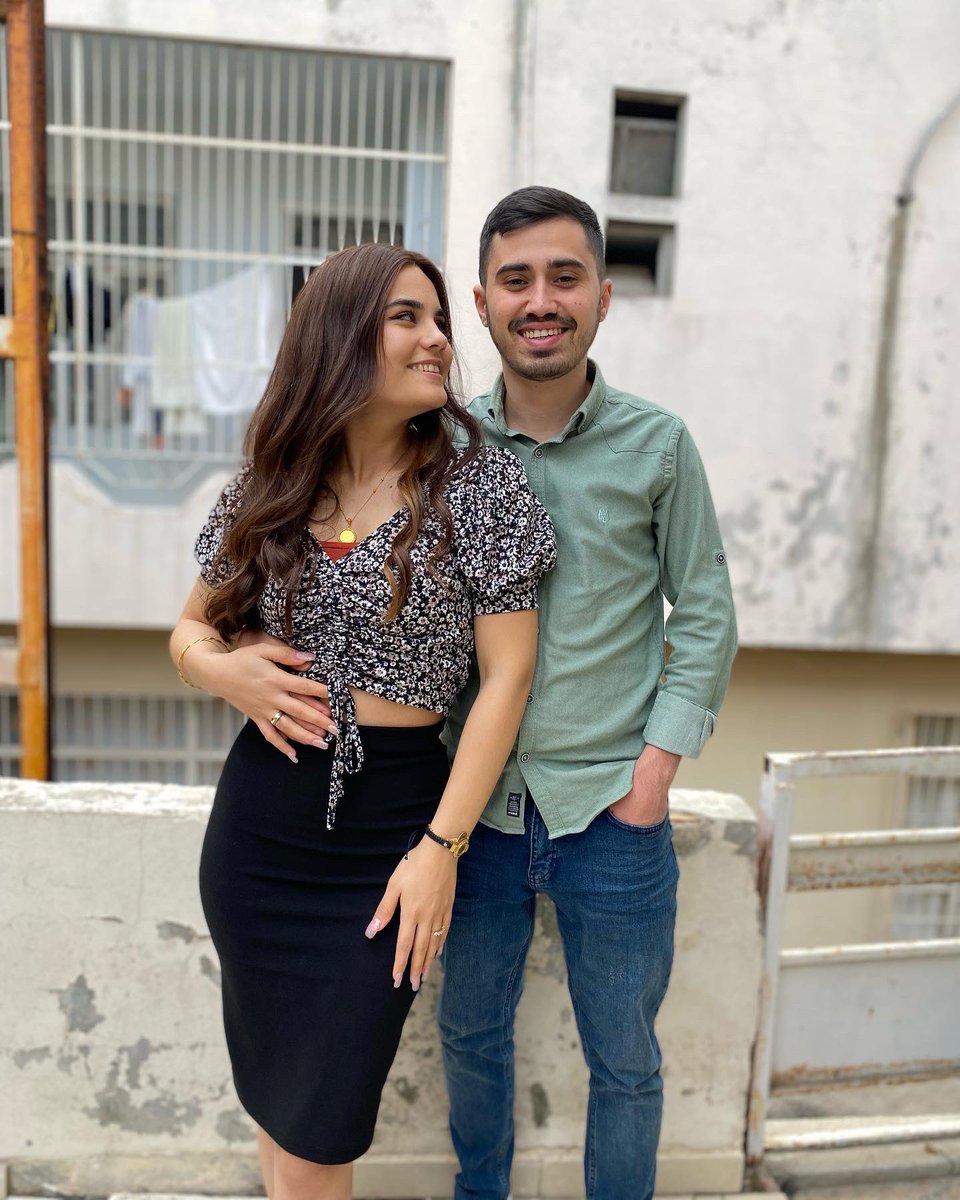 Sana eşte olacağım sevgili de dost da, yoldaş da olacağım yol da söz veriyorum, düştüğünde bir de yalnızlığına üzülmeyeceksin şayet seni kaldırmaya gücüm yetmezse, bende çökeceğim yanına sana söz veriyorum.