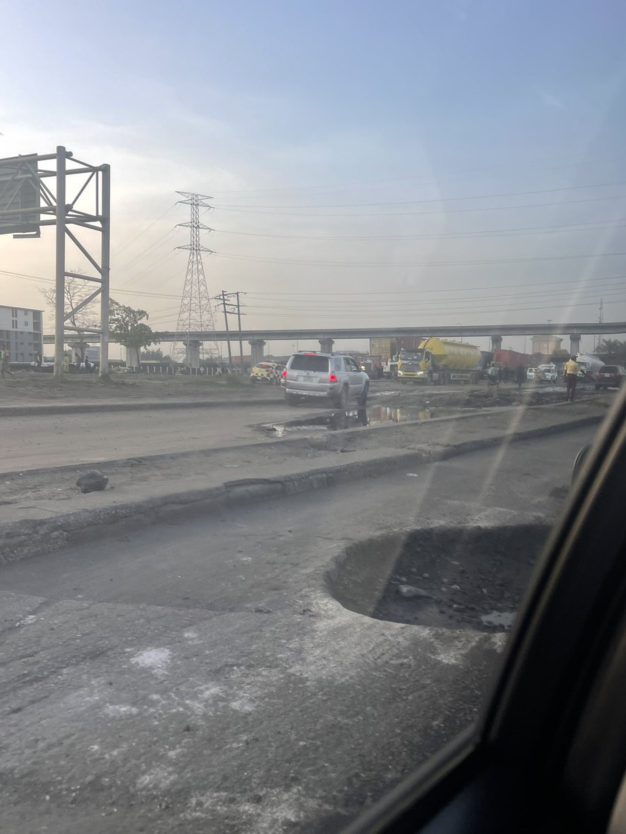 This is Apapa road, the road that leads to the port that generates a lot of money for the government. This particular road has been like this for more than a year.#Lagos #badroads #potholes #Apapa #Ijora @segalink @OgbeniDipo @tundefashola @jidesanwoolu