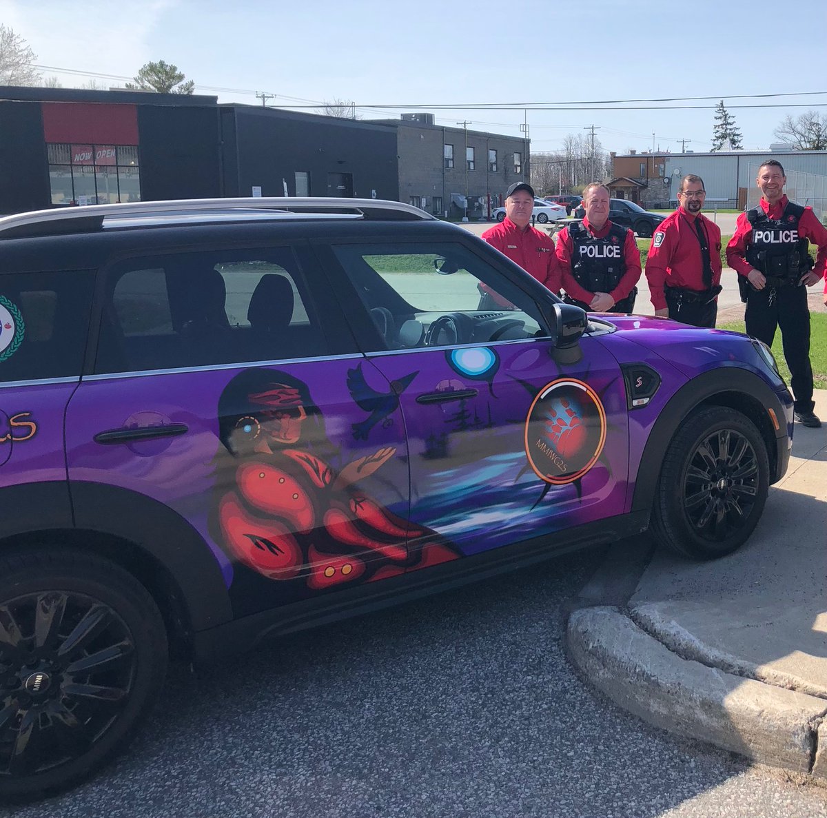 Rama_Police's tweet photo. RPS introduced their new Community Policing car on #MMIWG2S national awareness day. Photo #2 Chief Swamp with Chief Williams Photo #4 local artist @sketchsquatch Zachary Guymer-Jacobs who created the art #MMIWG #MMIW https://t.co/tMiTipJlcE