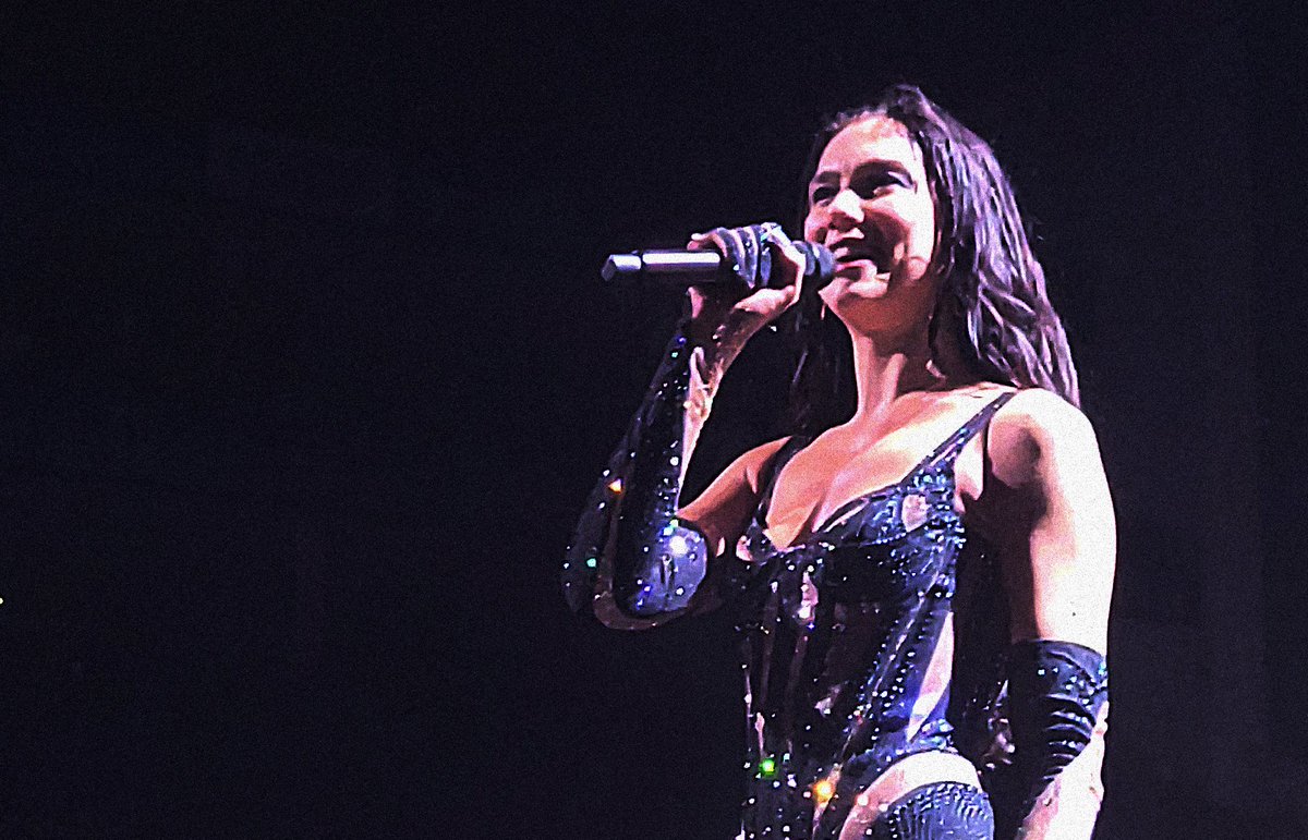 futuremysterye's tweet photo. No because London made her smile so much! #FutureNostalgiaTour #FNTourO2 https://t.co/gv0XFoFNTx