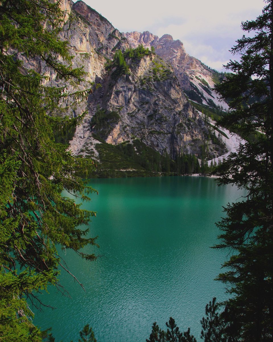 Le acque tranquille color smeraldo del lago di Braies riflettono le bellezze che lo circondano.
Link IG ➡️: instagram.com/p/CbVXA2qtvgZ/…
#axell_0498 #travell #consiglidiviaggio #treentinoaltoadige #lagodibraies