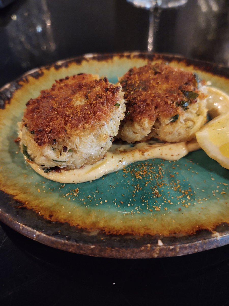 jimhorten's tweet photo. I rarely get crab cakes outside of the Chesapeake Bay area. Kind of a rule. But my Meeting Place friends knocked it out of the park #ChattEats https://t.co/cPNalFegDc