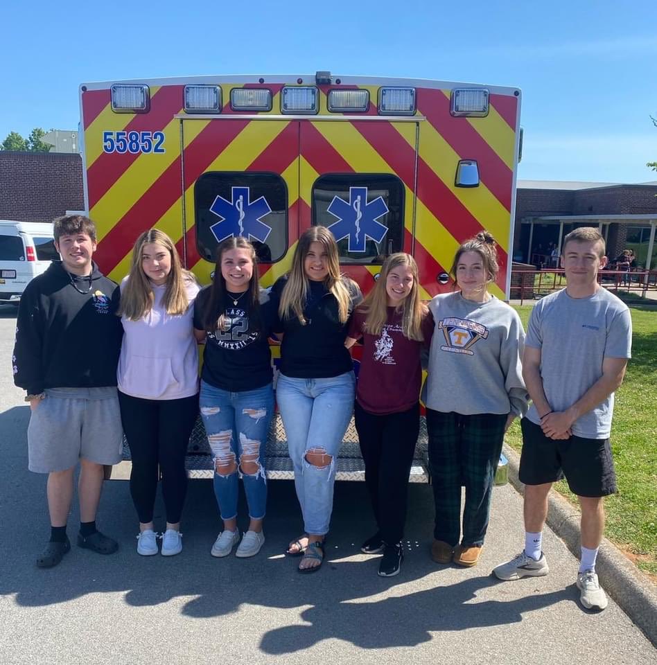 HHSMountaineers's tweet photo. Mrs. Huskey’s Health Science classes had some awesome visitors today. Thank you AMR for visiting our Emergency Services class and Diagnostic Medicine classes. #HHSCTE #HeritageHOSA https://t.co/Yj1O3YT41j