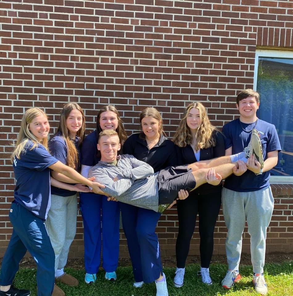 HHSMountaineers's tweet photo. Mrs. Huskey’s Health Science classes had some awesome visitors today. Thank you AMR for visiting our Emergency Services class and Diagnostic Medicine classes. #HHSCTE #HeritageHOSA https://t.co/Yj1O3YT41j