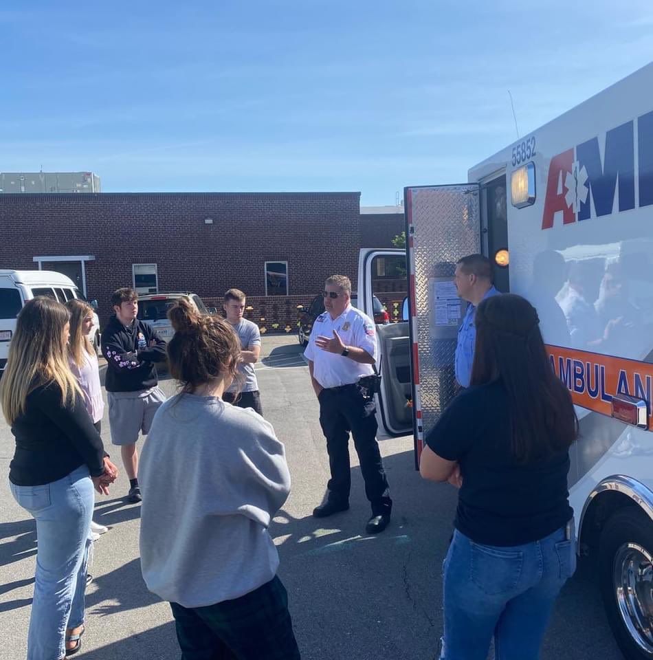 HHSMountaineers's tweet photo. Mrs. Huskey’s Health Science classes had some awesome visitors today. Thank you AMR for visiting our Emergency Services class and Diagnostic Medicine classes. #HHSCTE #HeritageHOSA https://t.co/Yj1O3YT41j