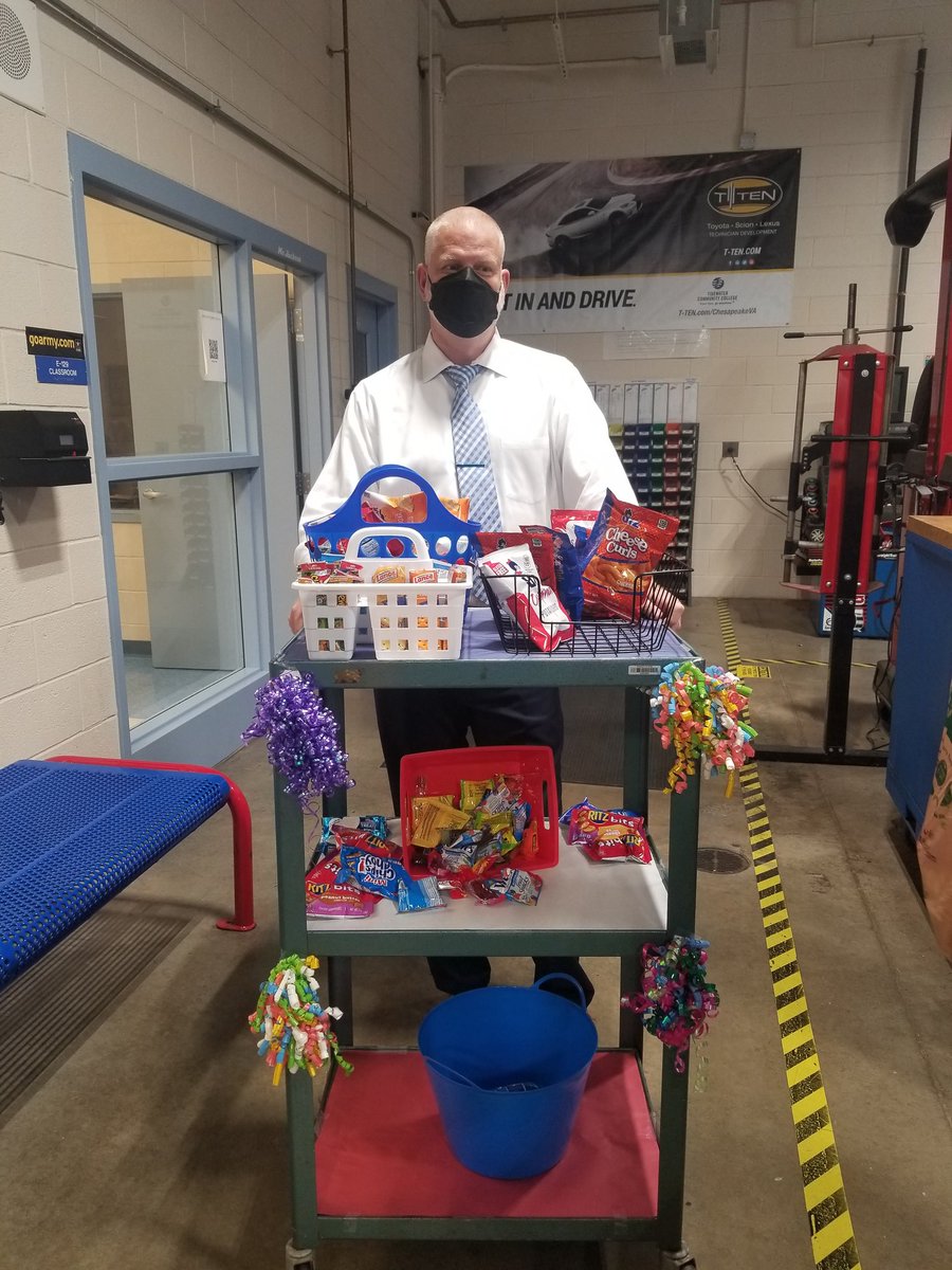 CTEAlexandria's tweet photo. Assistant Principal Mr. Burch Celebrating the CTE teachers!
Happy Teacher Appreciation Week! https://t.co/EEAOIjlAsl