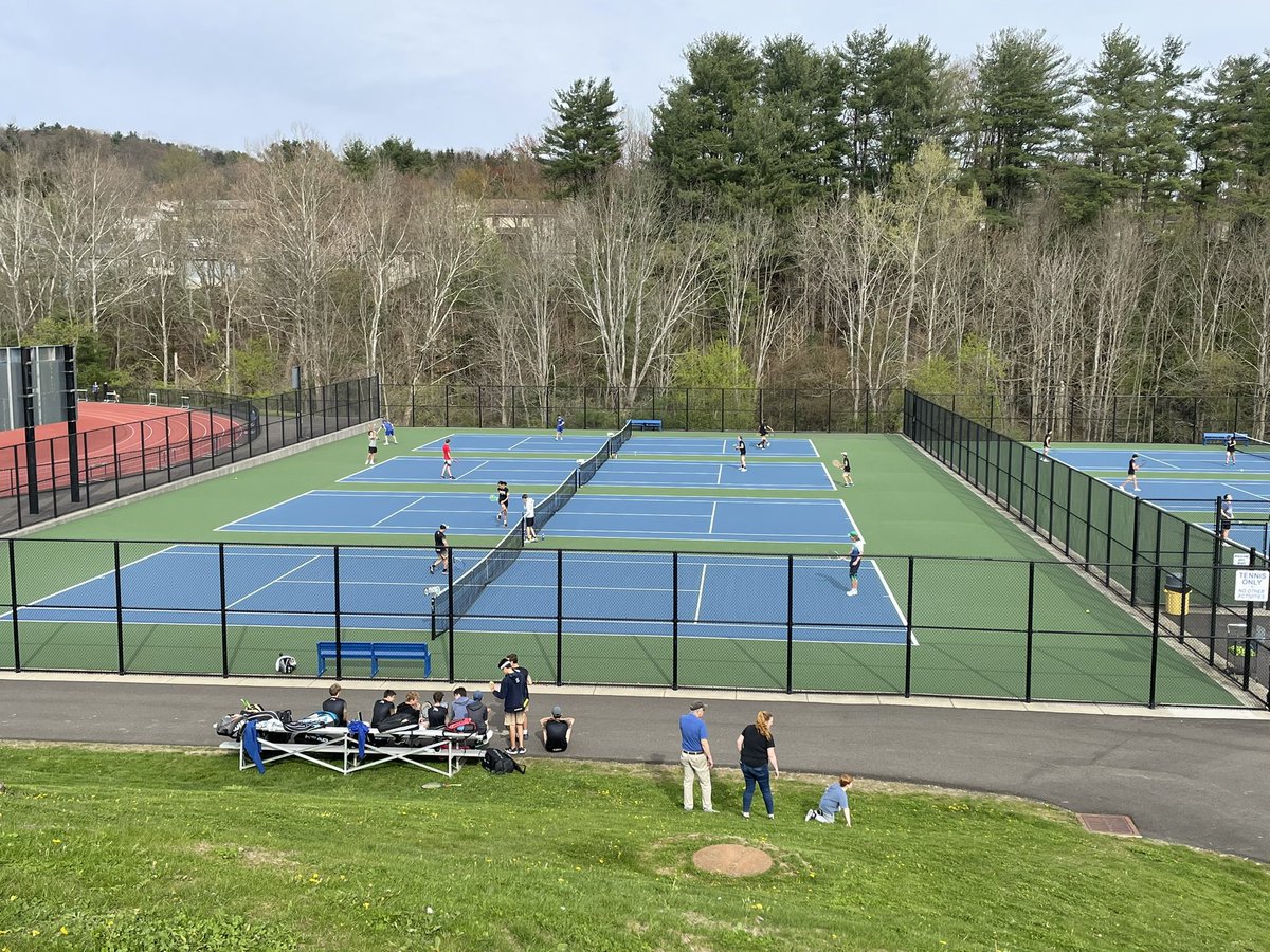 CorningTennis's tweet photo. Hawks Boys with an 8-1 win down at Maine-Endwell.  Yes that’s the score,  we changed up the format so more kids could play.   Hawks end the season at 9-3,  4 match winning streak!  💪🏻🎾💪🏻🎾. Sectionals next week. https://t.co/xcmHMDCbEQ