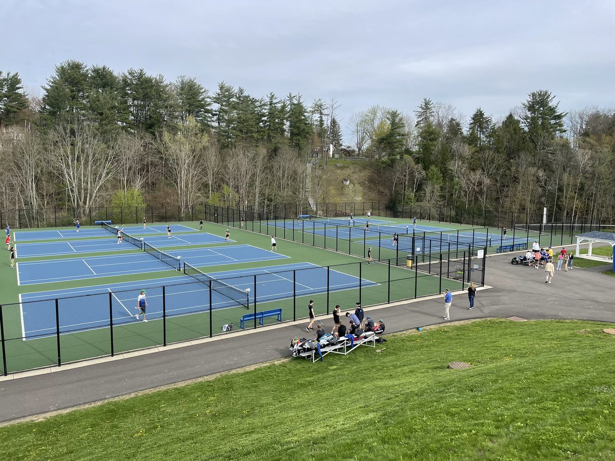 CorningTennis's tweet photo. Hawks Boys with an 8-1 win down at Maine-Endwell.  Yes that’s the score,  we changed up the format so more kids could play.   Hawks end the season at 9-3,  4 match winning streak!  💪🏻🎾💪🏻🎾. Sectionals next week. https://t.co/xcmHMDCbEQ